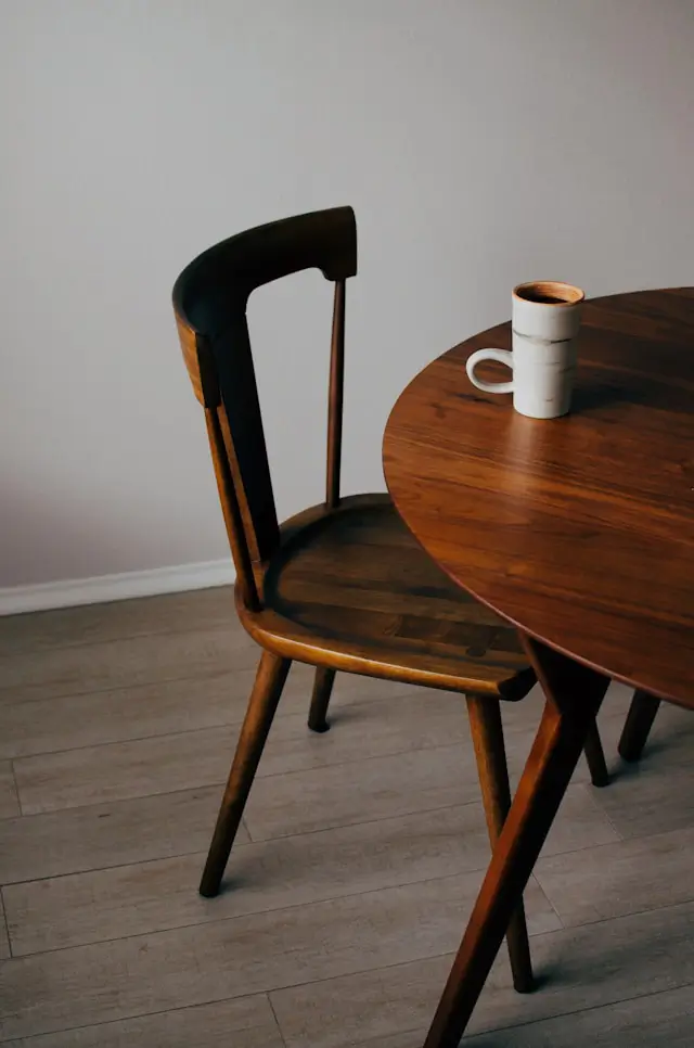 Table en chêne sculptée à la main