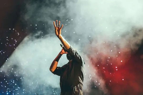 chanteur faisant signe à la foule lors d'un concert